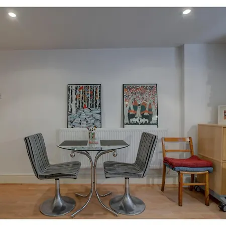 Fantastically Modern, Stylish 1 Bedroom Flat For 2 Manchester