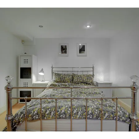 Fantastically Modern, Stylish 1 Bedroom Flat For 2 *