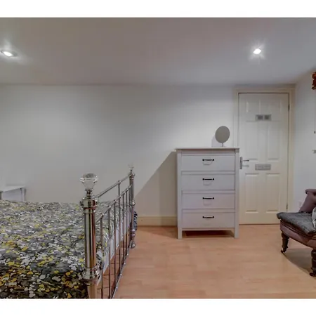 Fantastically Modern, Stylish 1 Bedroom Flat For 2 *