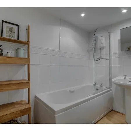 Fantastically Modern, Stylish 1 Bedroom Flat For 2