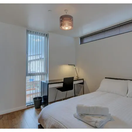 Stylish, Three Storey In Central Манчестер
