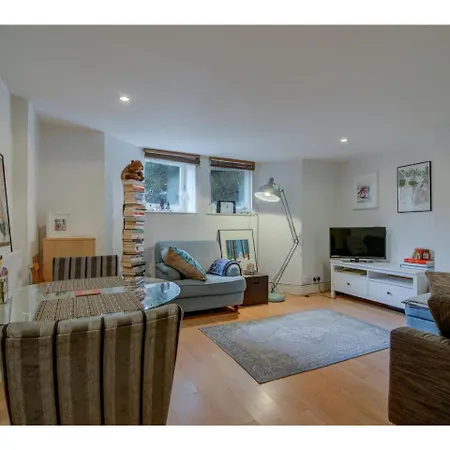 Fantastically Modern, Stylish 1 Bedroom Flat For 2