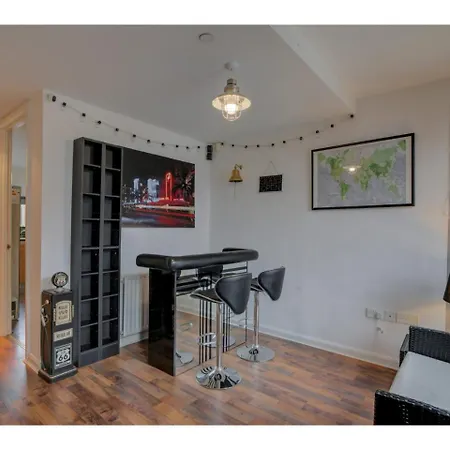 Stylish, Three Storey In Central Apartment *