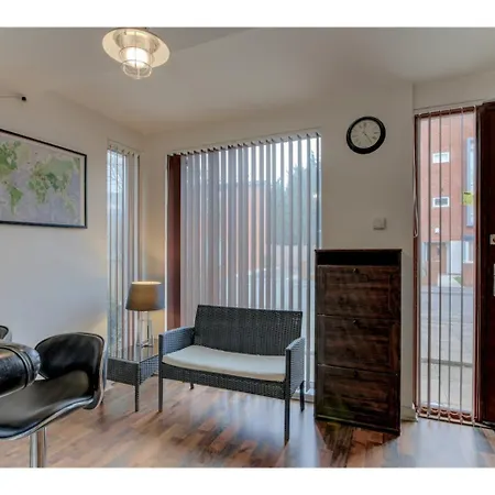 Stylish, Three Storey In Central Manchester
