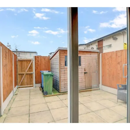 Stylish, Three Storey In Central Apartment