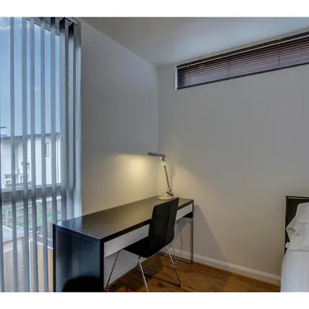 Stylish, Three Storey In Central Апартаменты *