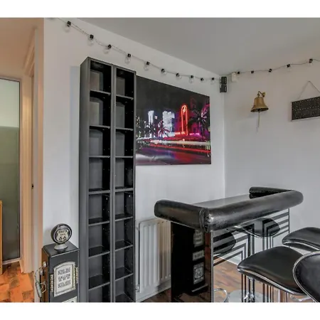 Stylish, Three Storey In Central Manchester