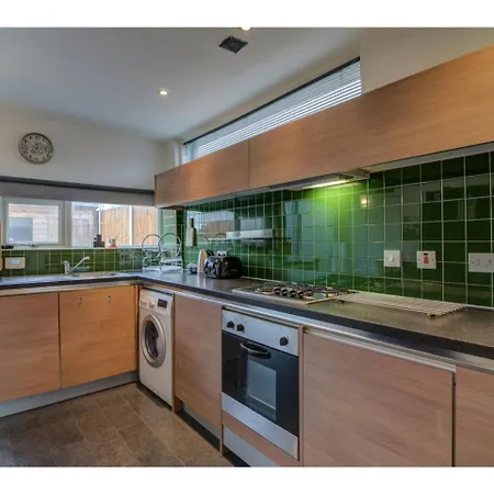 Stylish, Three Storey In Central Apartment