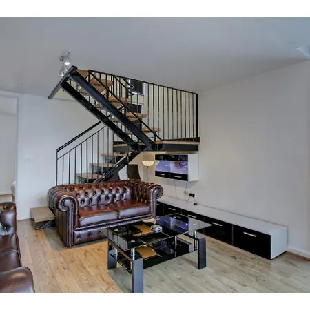 Stylish, Three Storey In Central Manchester