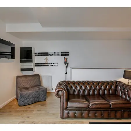 Апартаменты Stylish, Three Storey In Central *