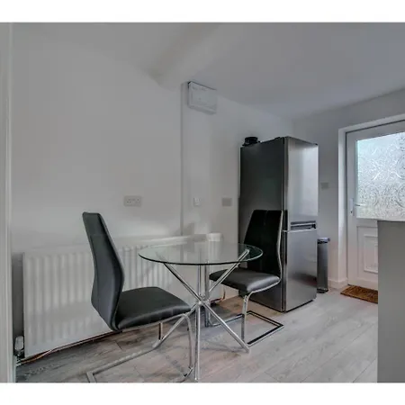 Amazing Modern House For Up To 5 In Salford Quays *