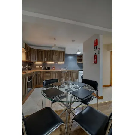 Super Spacious Apt For 4 Close To Salford Quays *