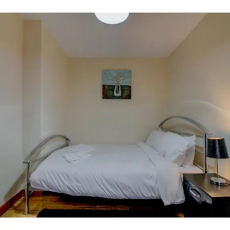 Super Spacious Apt For 4 Close To Salford Quays * Manchester