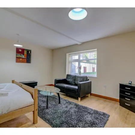 Super Spacious Apt For 4 Close To Salford Quays