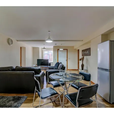 Super Spacious Apt For 4 Close To Salford Quays * Manchester