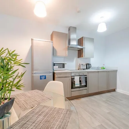 3 Bedroom Near City Centre With Parking