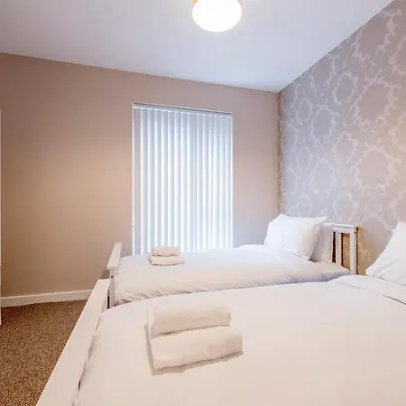 Апартаменты 3 Bedroom Near City Centre With Parking *