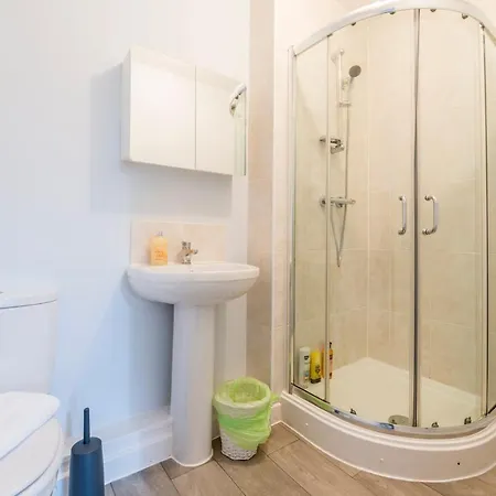 3 Bedroom Near City Centre With Parking