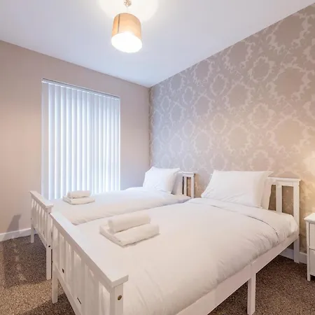 3 Bedroom Near City Centre With Parking דירה *