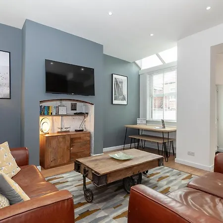 Park House - Large 3 Bedroom Victorian House, 10 Mins From Holiday home *