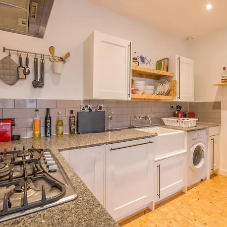 Central Spacious 1 Bedroom Lejlighed *