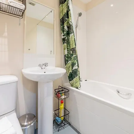 Bright 2 Bedroom Apartment In Manchester Apartment