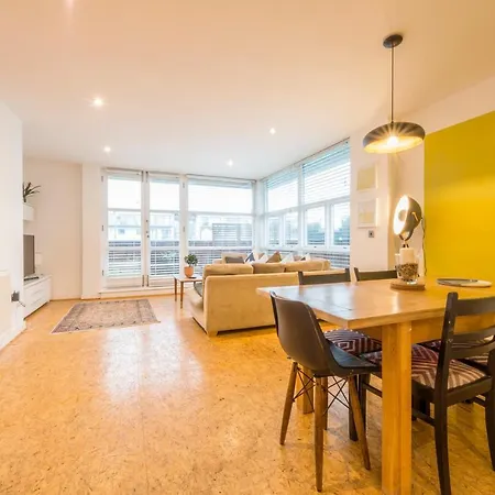 Central Spacious 1 Bedroom Lejlighed *