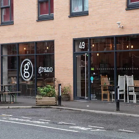 City Centre Duplex With Parking By Guestready *