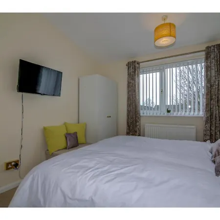 Newly Renovated & Stunning House For 6, * Manchester
