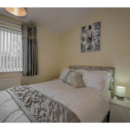 Newly Renovated & Stunning House For 6, Manchester