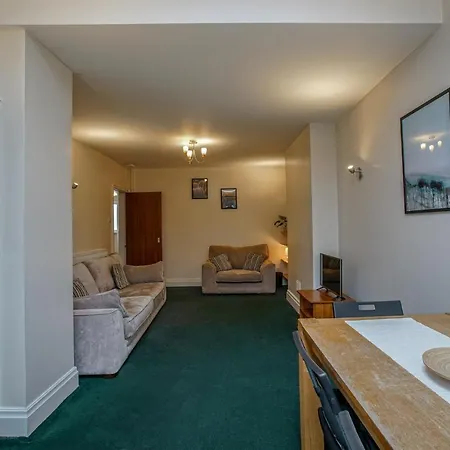 Spacious & Clean House For Up To 7, Manchester! Manchester