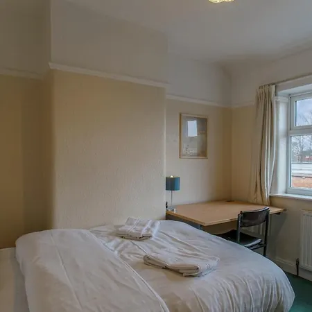 Spacious & Clean House For Up To 7, Manchester!
