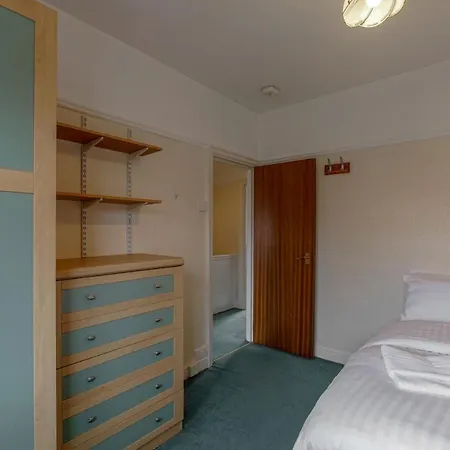 Spacious & Clean House For Up To 7, Manchester! *