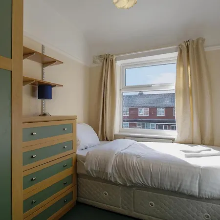 Spacious & Clean House For Up To 7, Manchester!