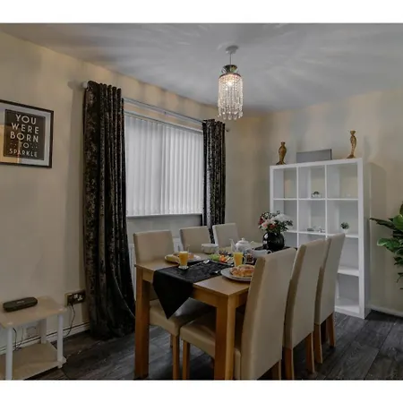 Apartmán Newly Renovated & Stunning House For 6, *