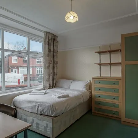 Spacious & Clean House For Up To 7, Manchester! Apartmán