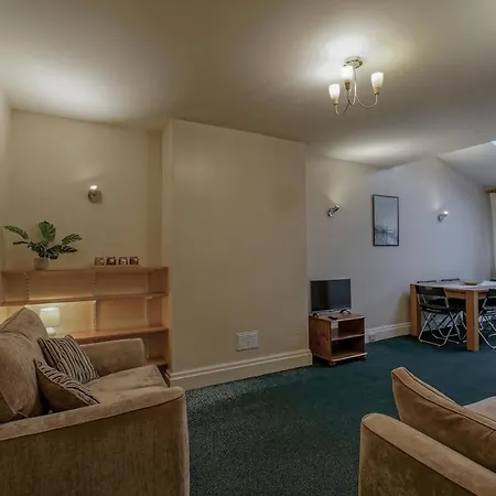 Spacious & Clean House For Up To 7, Manchester! * Manchester