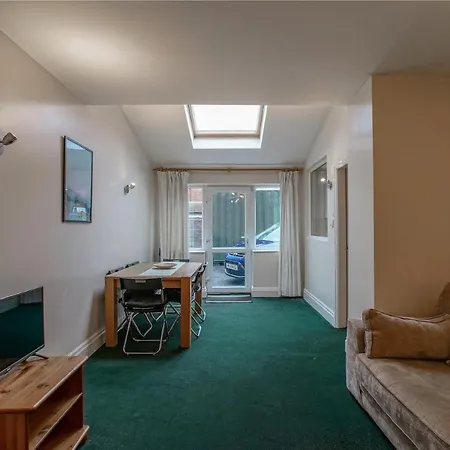 Spacious & Clean House For Up To 7, Manchester! Apartmán