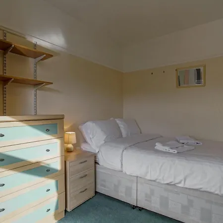 Spacious & Clean House For Up To 7, Manchester! Manchester