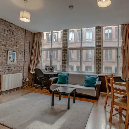Spacious & Stylish Apt For 4, Nq