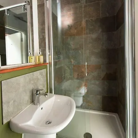 1 Bedroom Mezzanine In Central By Guestready *