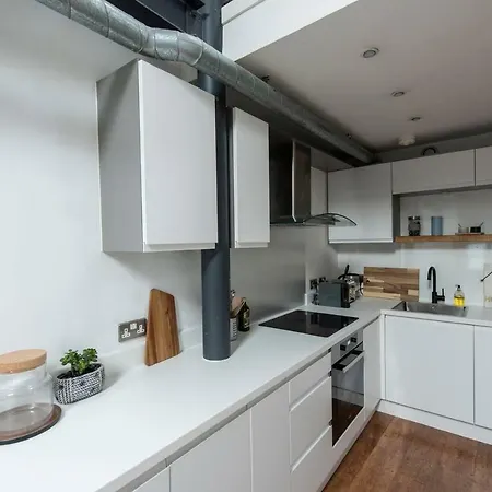 1 Bedroom Mezzanine In Central By Guestready *