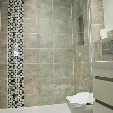 Modern And Stylish 2 Bedroom In Apartmán