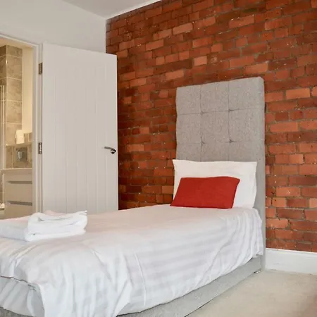Apartment Modern And Stylish 2 Bedroom In *