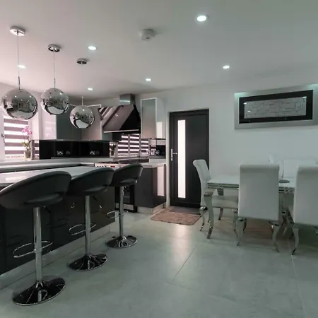 Luxurious & Exquisite 3 Bedroom House In Bowdon Manchester