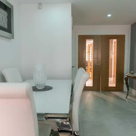 Luxurious & Exquisite 3 Bedroom House In Bowdon Apartment *
