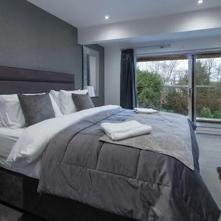 Luxurious & Exquisite 3 Bedroom House In Bowdon *