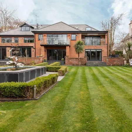 Luxurious & Exquisite 3 Bedroom House In Bowdon Apartment