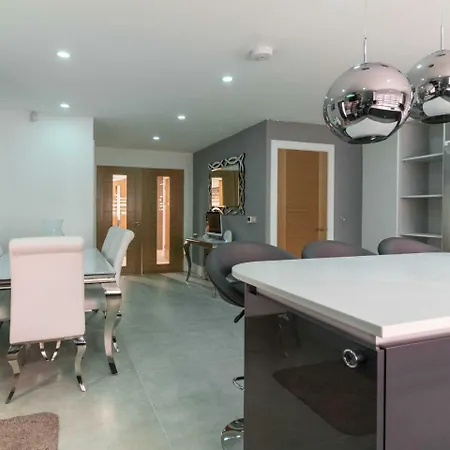 Luxurious & Exquisite 3 Bedroom House In Bowdon Apartment