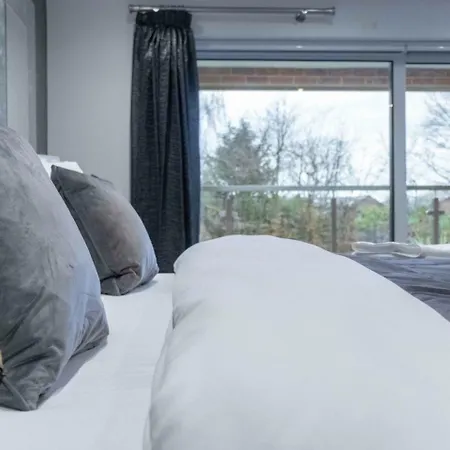 Luxurious & Exquisite 3 Bedroom House In Bowdon Apartment